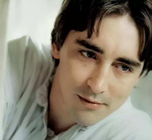 7年前惊艳世界的精灵王,如今在开拖拉机,“大王您养鸡都美”