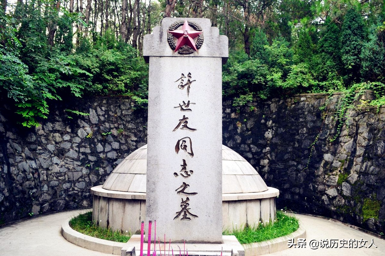 *世友许**为何享有这两个特权？一是在军中可以喝酒，二是死后不火葬