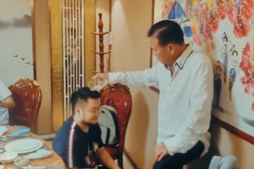 从收徒仪式到拜把子名场面，64岁万梓良被质疑：入戏太深？