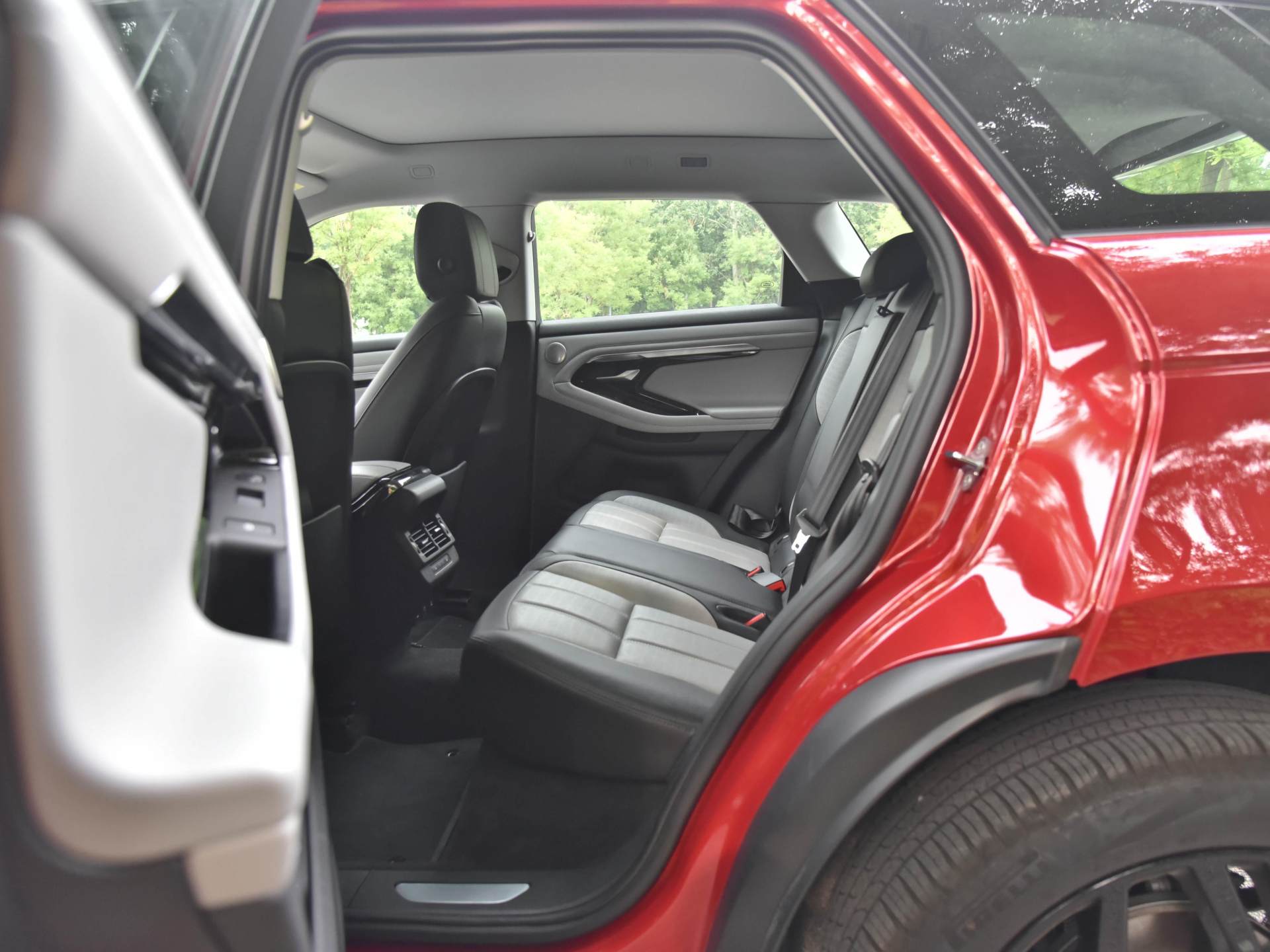 路虎揽胜极光跟路虎神行哪个好,路虎揽胜极光好还是林肯好