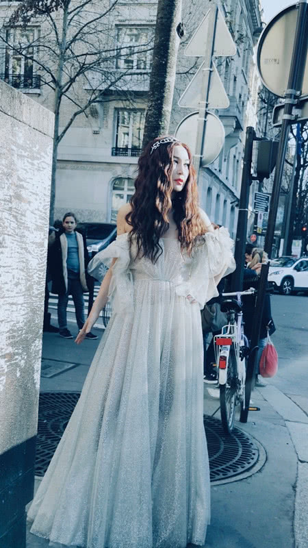 温碧霞晒度假照戴遮阳帽穿露背裙,温碧霞穿粉色裙子图片