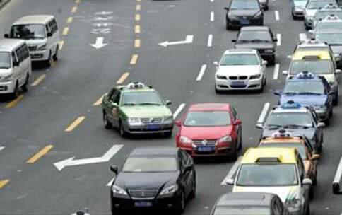 汽车碰到加塞狗,开车遇到加塞的车