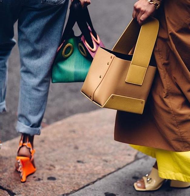 买了名牌包又得买名牌衣服,买了大牌包包后悔吗