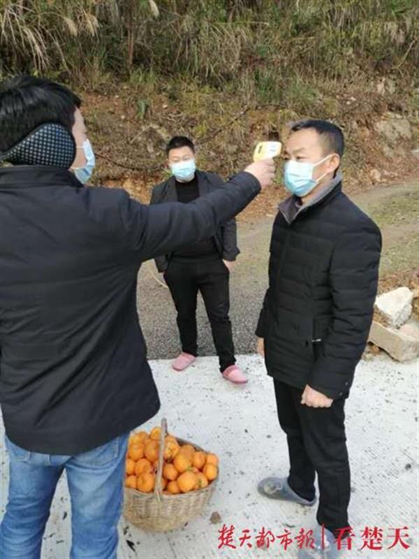 给村民送物资的山路上,秭归一村支书遭遇意外!小女儿才出生50多天……