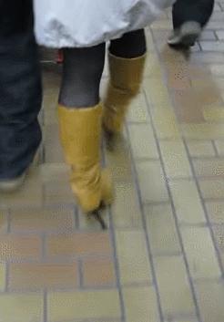 为什么日本女人走路时要低头,走路有尿急的感觉