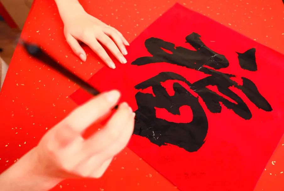 牛年扭蛋机、5折买明星同款、年味美食买一赠一，新春焕新颜