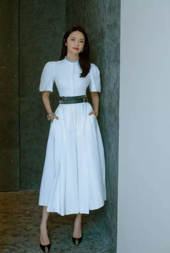 “姚大嘴”白色长裙显曼妙身姿,清新可人仙气飘飘