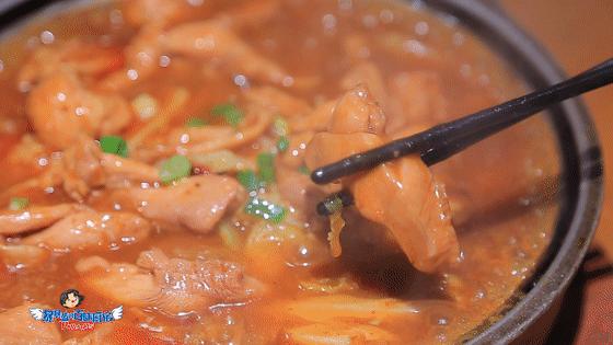 一到饭点店里就坐满了人,一到饭点全是食客