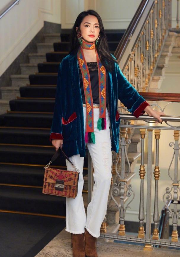 姚晨穿丝绒上衣 (姚晨黑色外套穿搭)