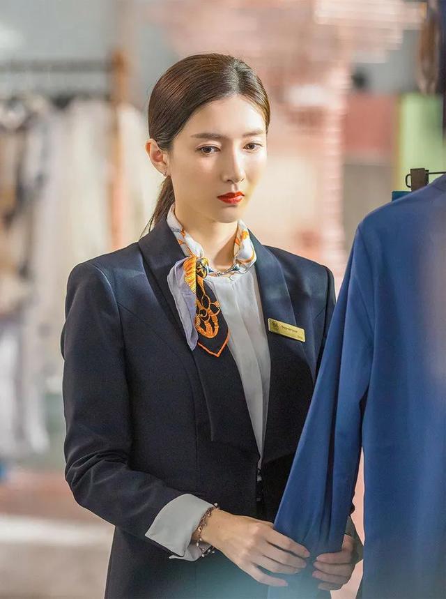 顾佳戴的项链是玫瑰金还是黄金,三十而已顾佳戴的那款项链叫什么