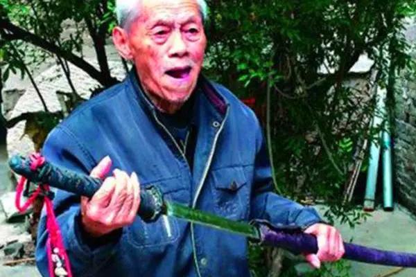 抗战老兵缴获日本刀,小战士缴获的日本刀老照片