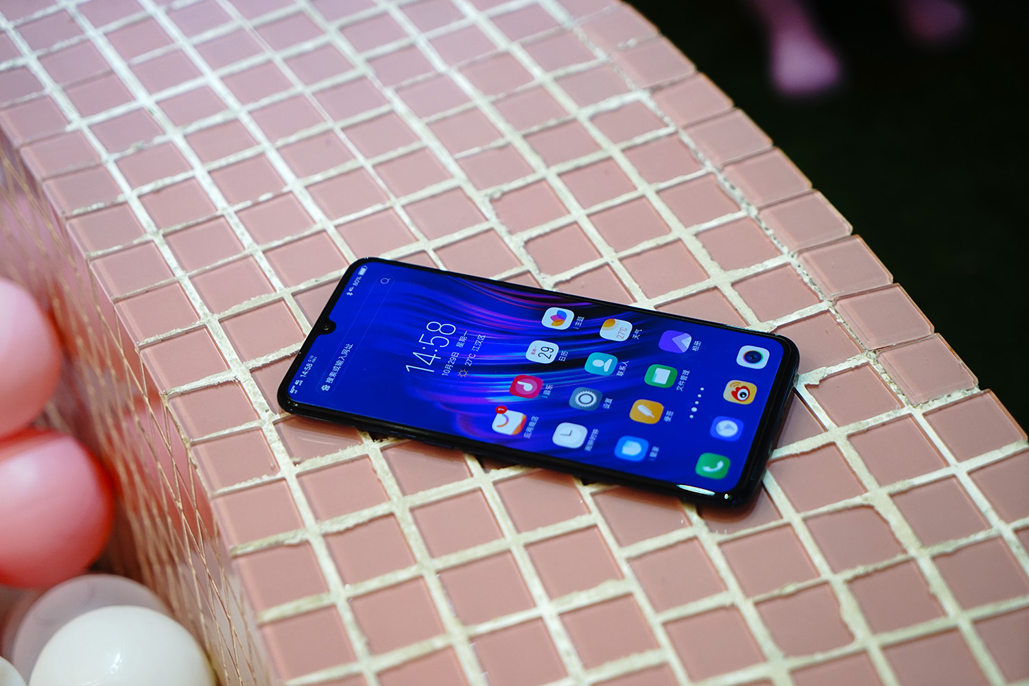 vivox23水滴全面屏手机,vivox23图赏91.2%水滴屏光感美学