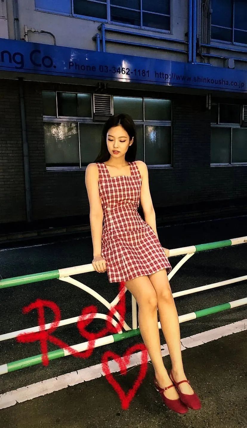 穿裙子要搭配什么鞋子才好看呢,红色上衣黑色裙子配什么鞋子好看