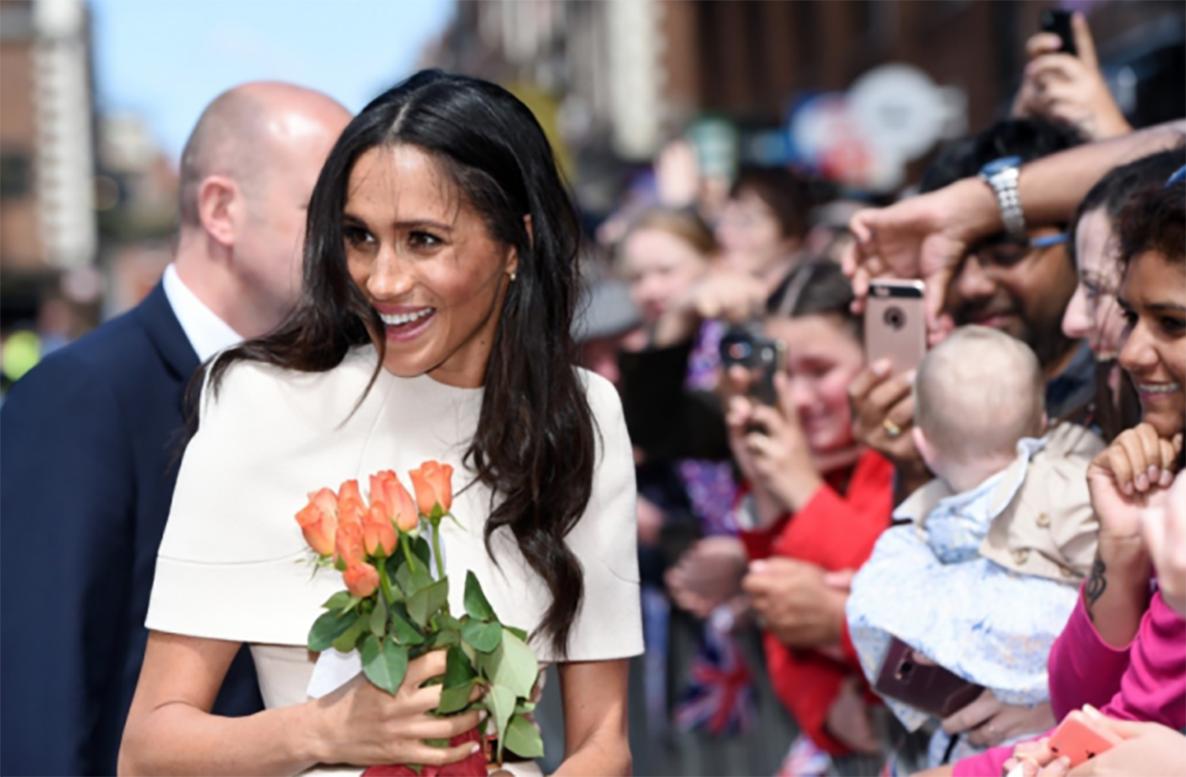 梅根出席王室活动不自信,梅根退出王室后首次见到女王