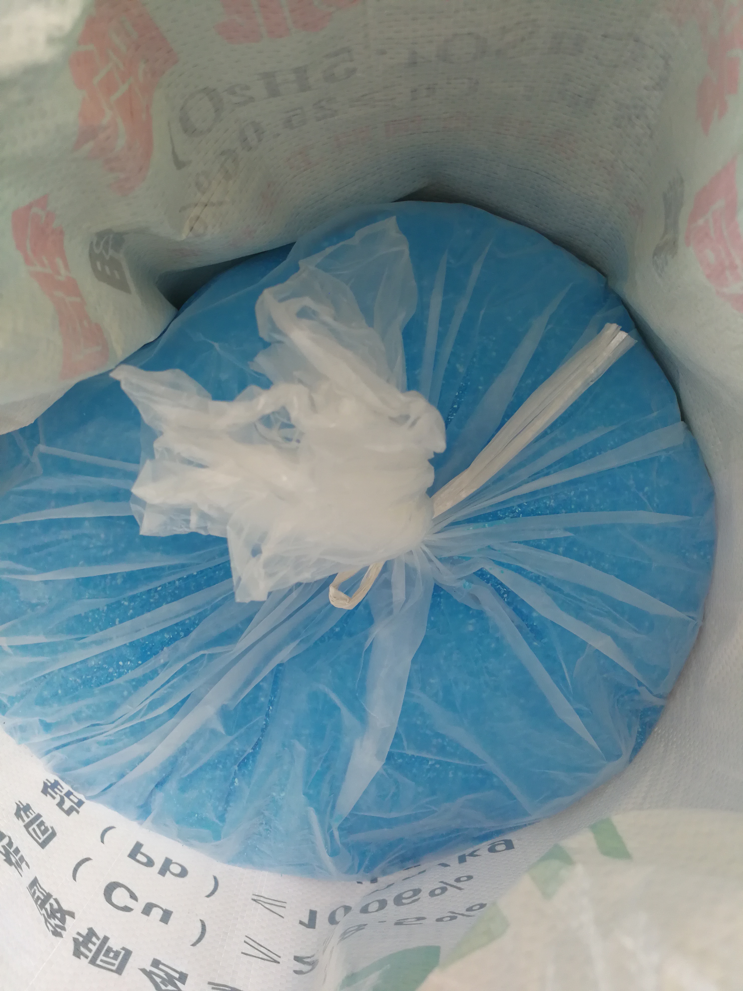 817肉鸡吃得多不长肉怎么回事,817肉鸡后期吃料少是什么原因