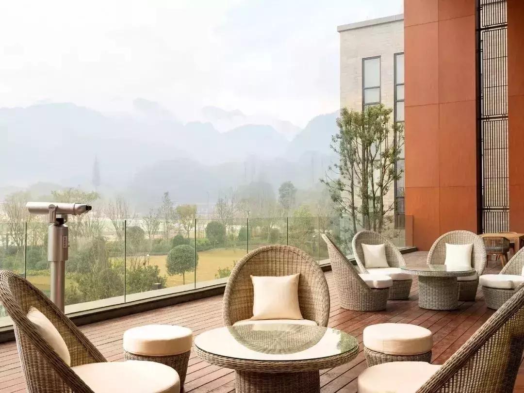 躺酒店床上看风景,躺在星级酒店房间床上看电视