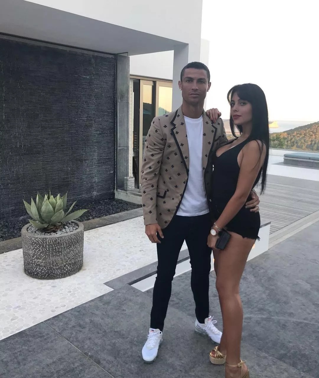 C罗的六块腹肌，乔治娜的蜜桃翘臀，这才是爱侣们该有的健康模样