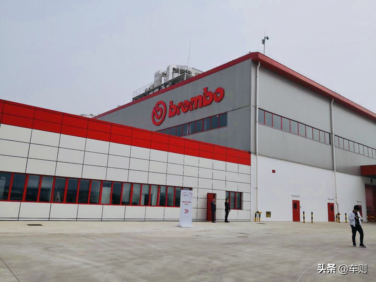 新款特斯拉modely布雷博brembo,布雷博brembo和brembo有什么区别