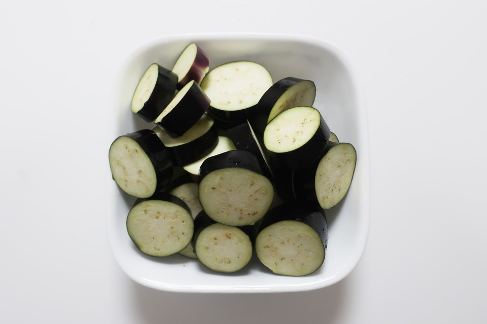 酸辣烤茄子教程,不辣的蒜蓉烤茄子做法