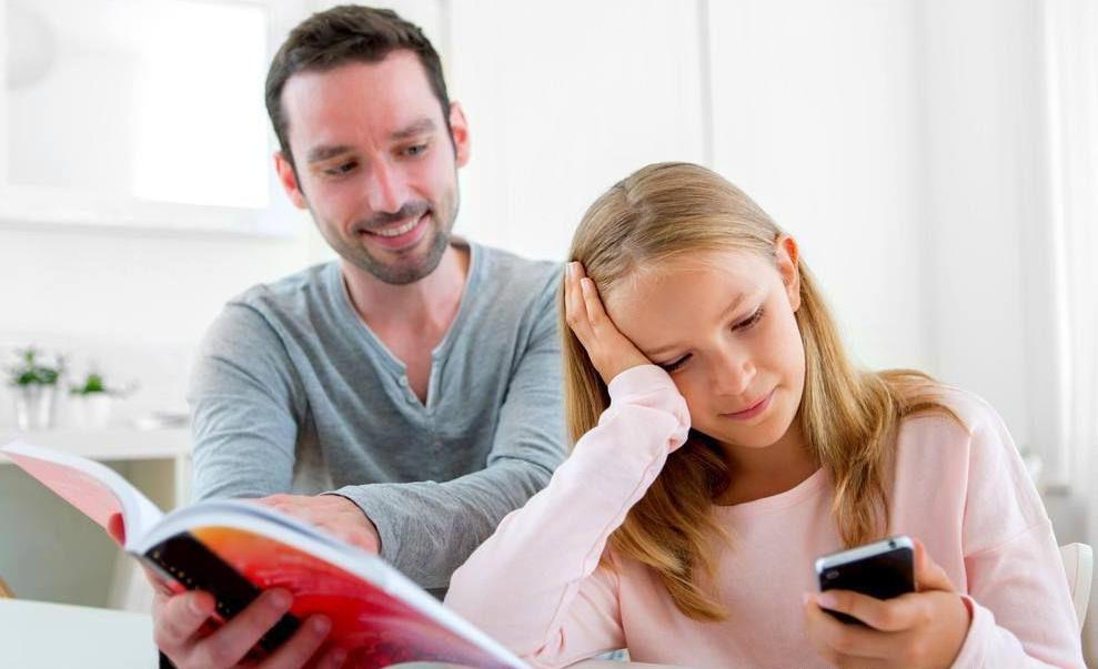 孩子在家玩手机不愿意上学怎么办,小孩儿玩手机叛逆不去学校怎么办