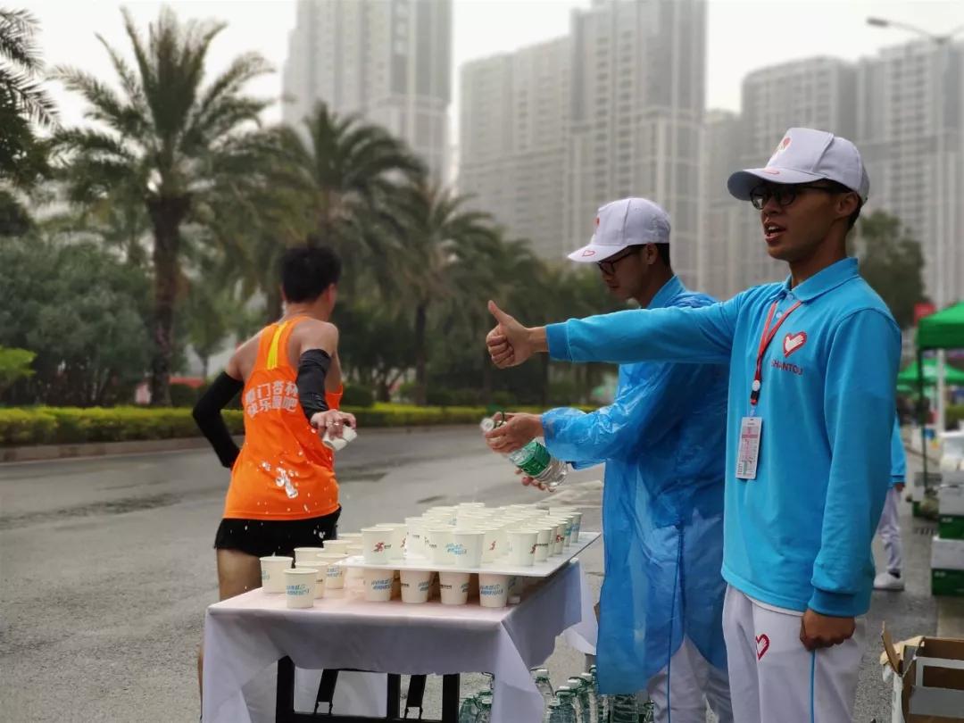 在街头当志愿者,凌晨四点出门当志愿者