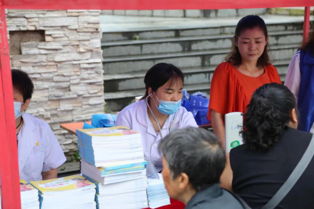 华夏兄弟医院携手计生协开展“7.11世界人口日”宣传活动