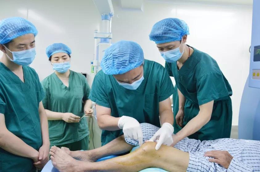 怎么能解决脚跟骨刺疼,脚跟骨刺疼痛如何缓解