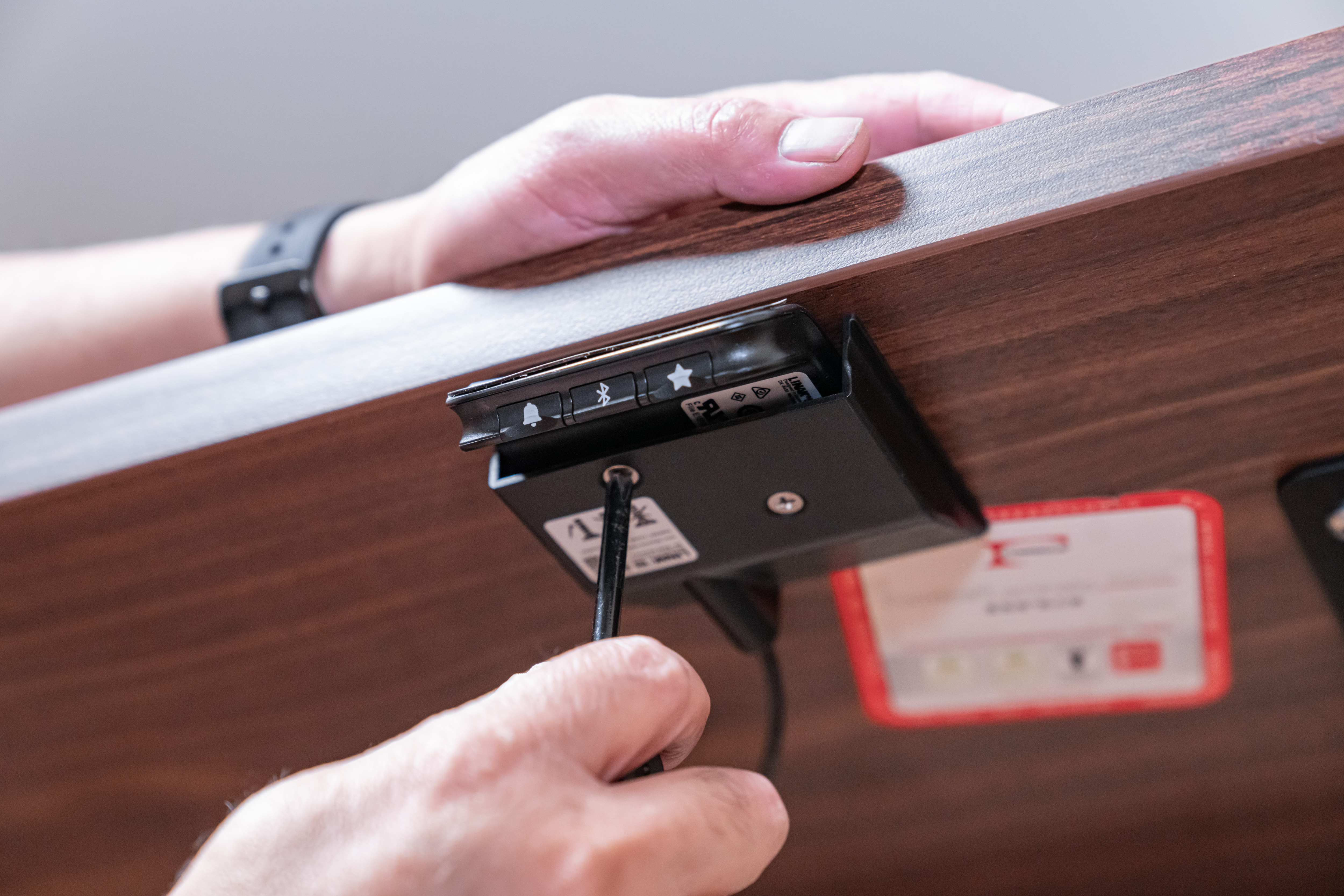 怎样买电动升降桌划算,电动升降桌如何选板材