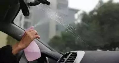 车内玻璃起雾解决小妙招,下雨天车内起雾玻璃看不清怎么办