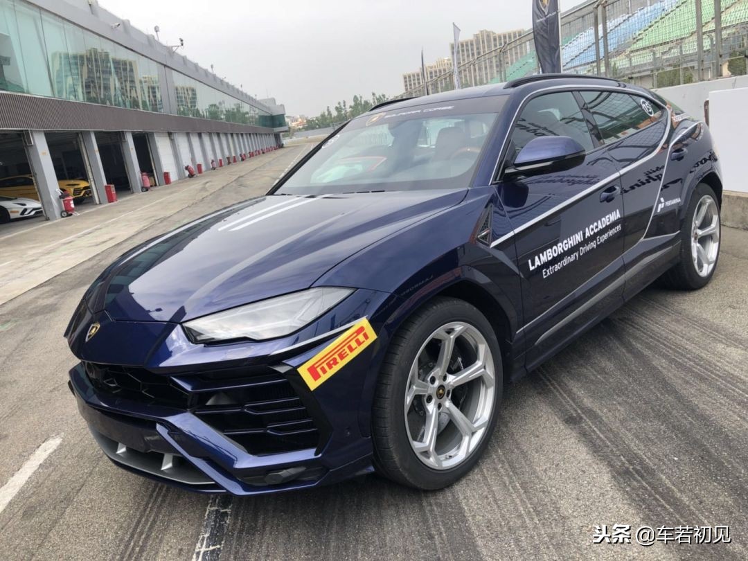 讲述放牛娃与蛮牛的完美邂逅，赛道试驾*博兰**基尼全系