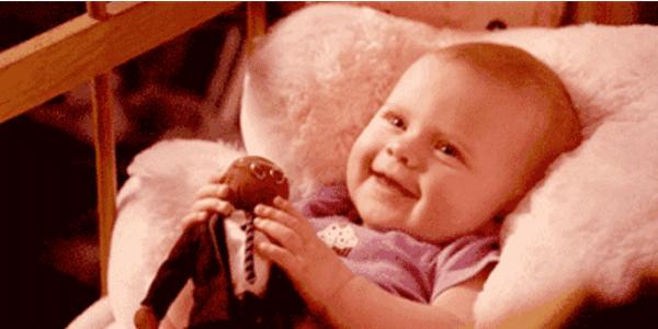 床头吊着的宝宝玩具,床头玩具会导致宝宝斗鸡眼吗