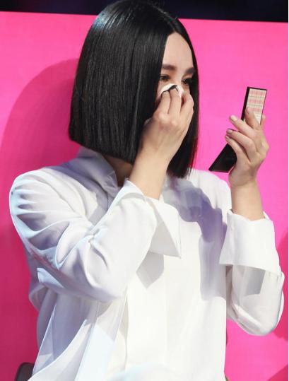 为什么早上涂的粉底中午就暗黄了,为什么刚涂上粉底液白一会就变黑