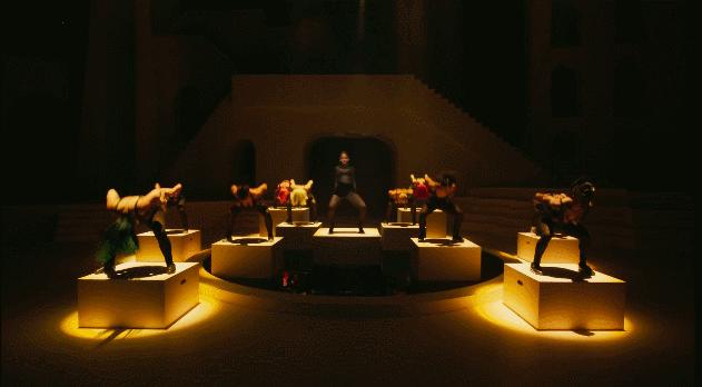 蕾哈娜打造时尚新篇章,蕾哈娜变装秀完整版