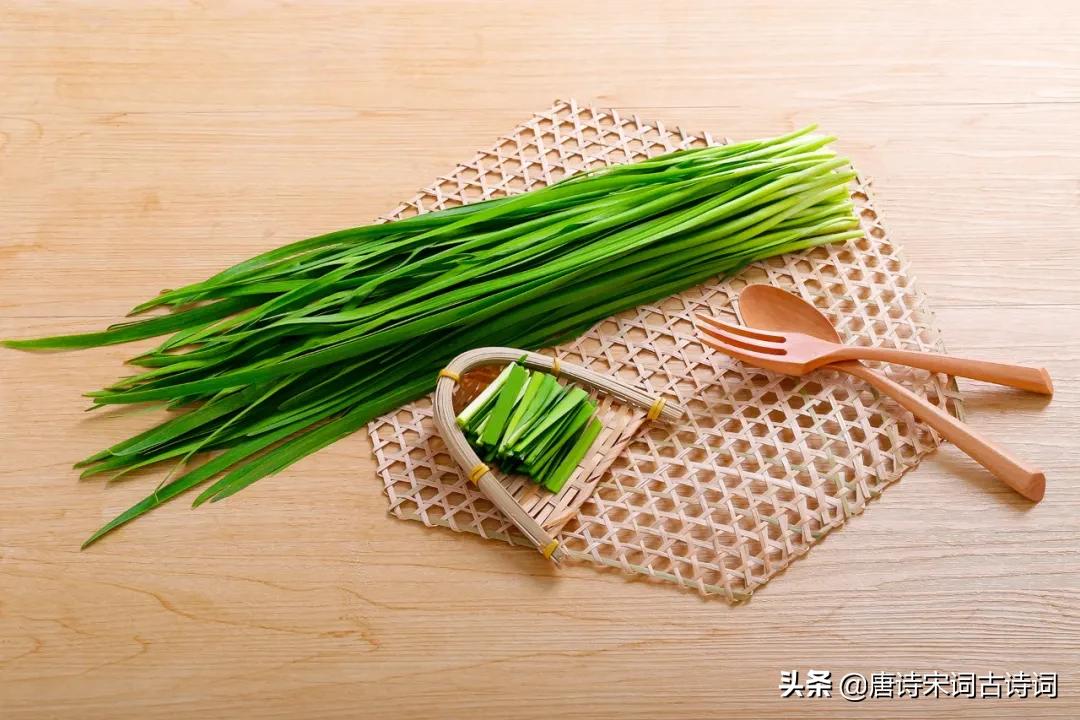 腊醅半瓮邀人酌,春韭满园随意剪腊醅半瓮邀人酌