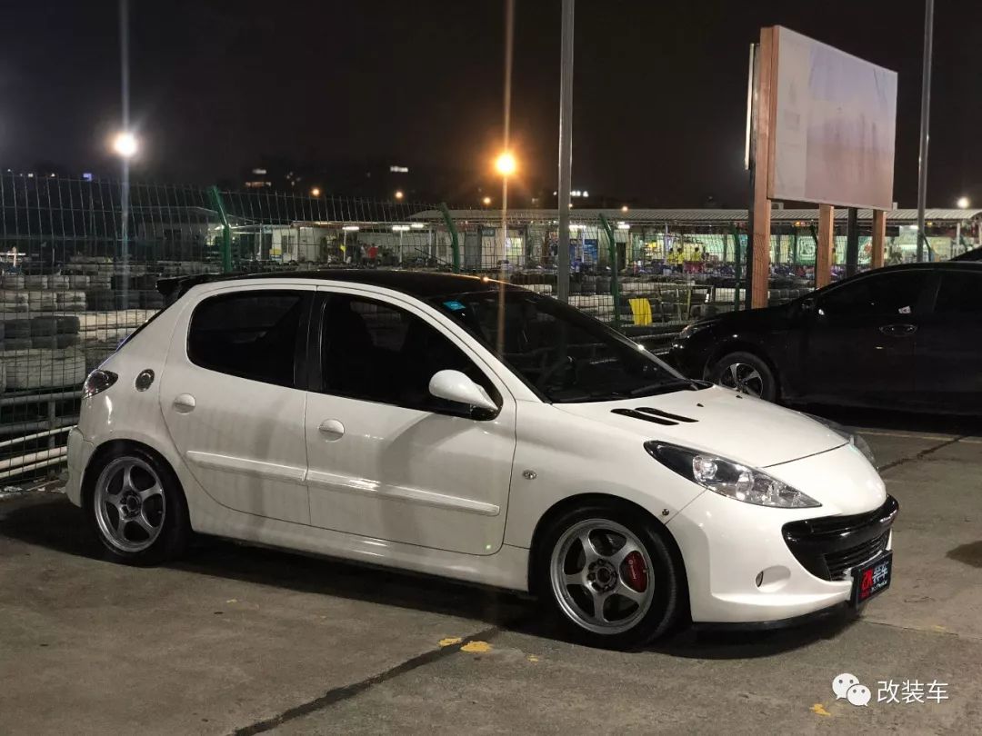改装也疯狂黑武士标致207的蜕变,08年标致207还能值多少钱
