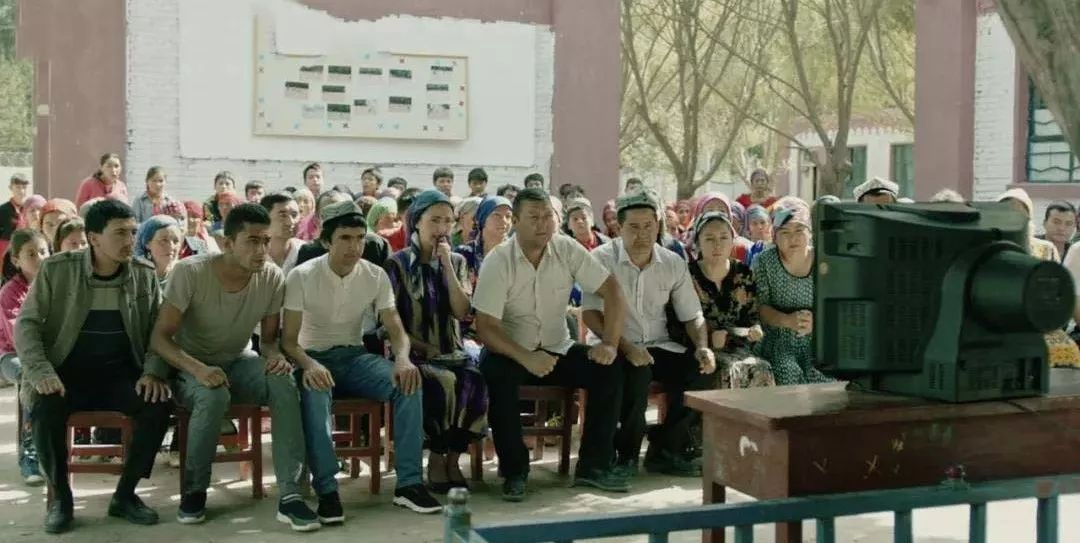 零关注，无评分，这部国产良心告诉你：没钱还谈球