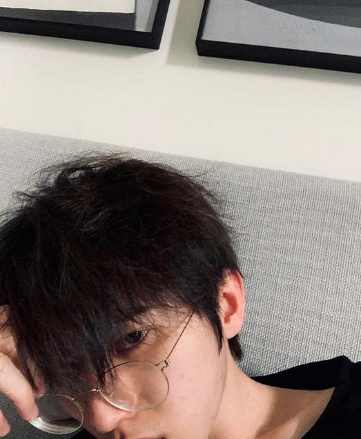 有种“整容”叫蔡徐坤卸妆,失去了眼影后,谁还认得出来?