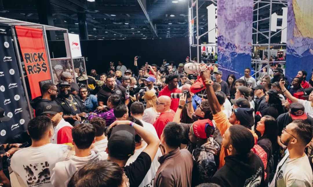 国潮在外国街头,国潮捡垃圾小孩图片