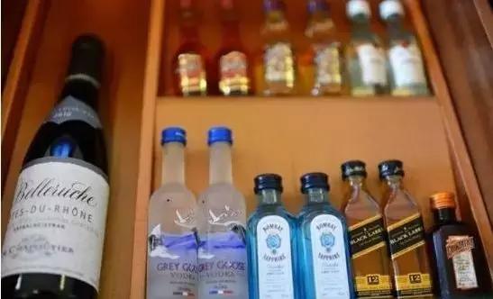 酒店房间小可以退房吗,酒店迷你吧里面的东西可以带走吗