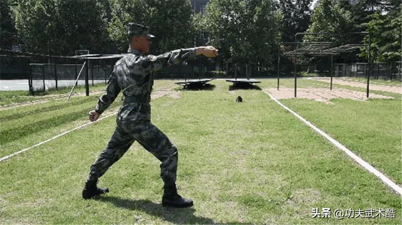 兵哥教你*首匕**格斗术(可用防身笔代替),招式简洁,刀刀击要害