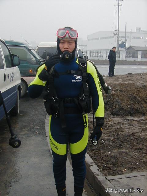 海边警察找到尸体,在水下找到人的尸体
