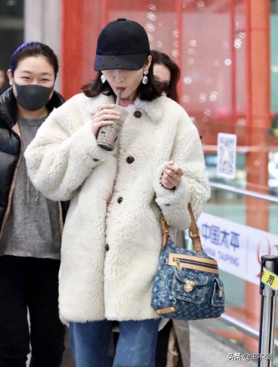王鸥羊羔毛衣图片,37岁王鸥高端典雅贵妇气质