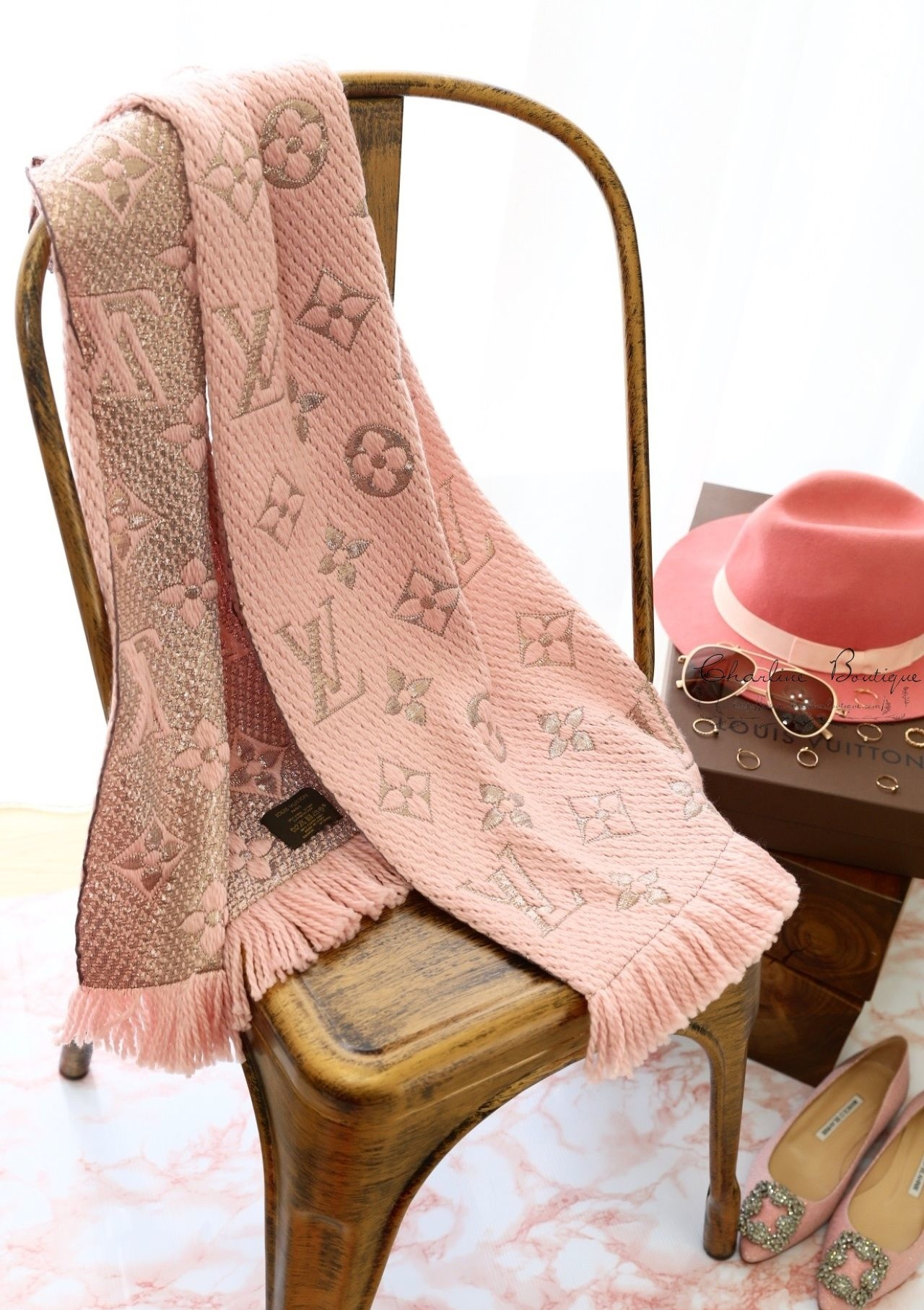 这条围巾5元英语,这条围巾的价格有点高英文怎么说