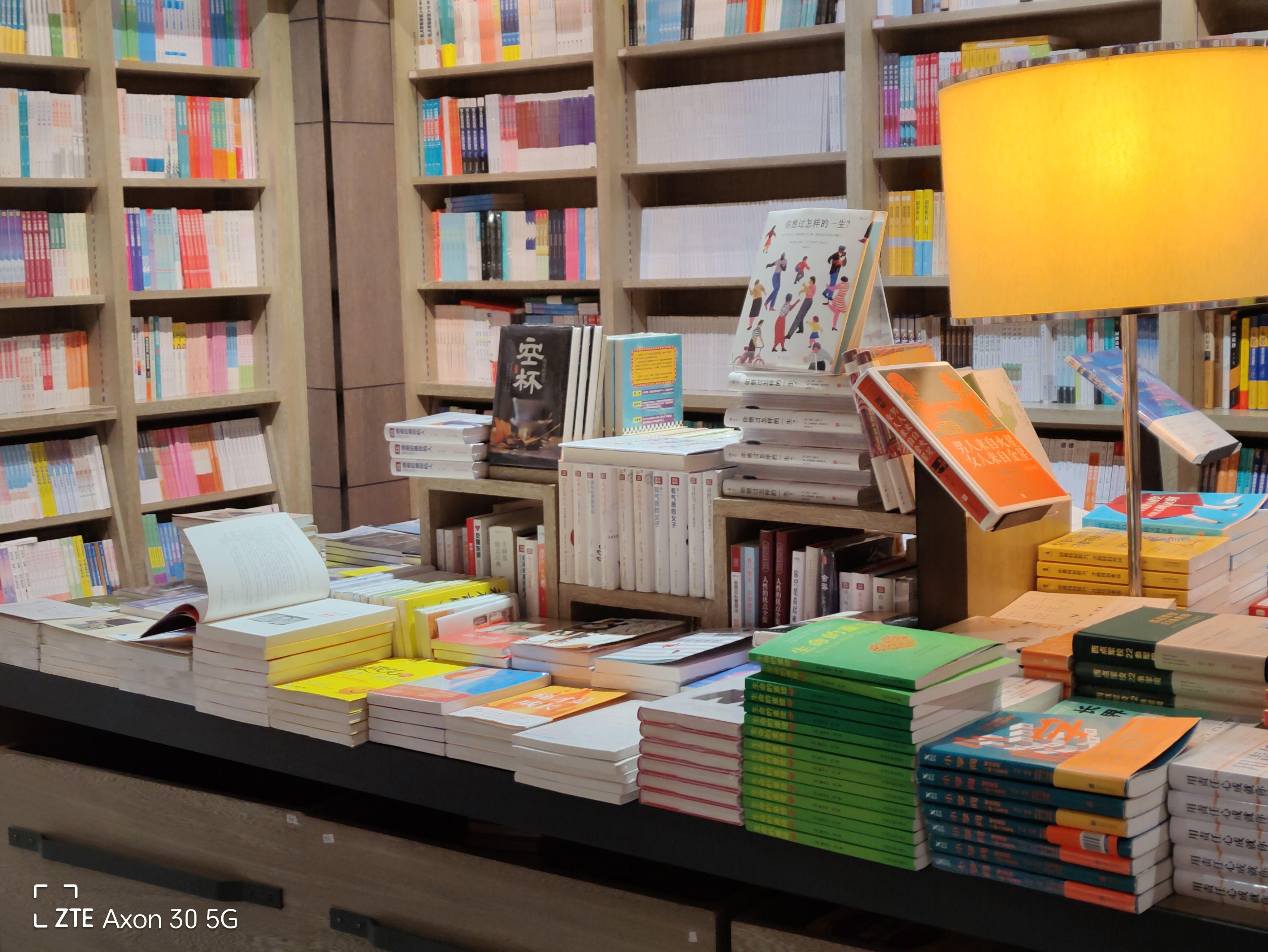 中兴axon305g屏下摄像手机,中兴axon30u和oppofindx3pro