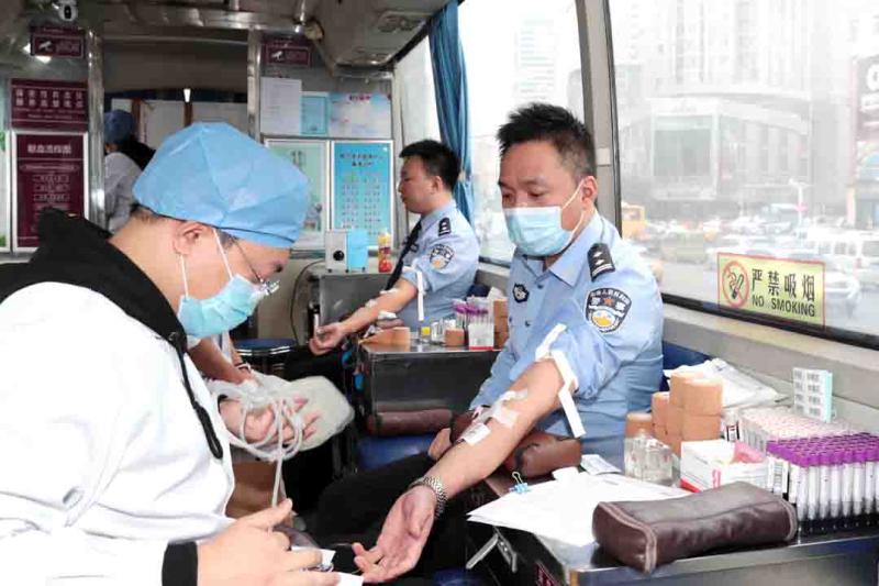 人民警察踊跃献血传递正能量,公安局组织公益献血活动