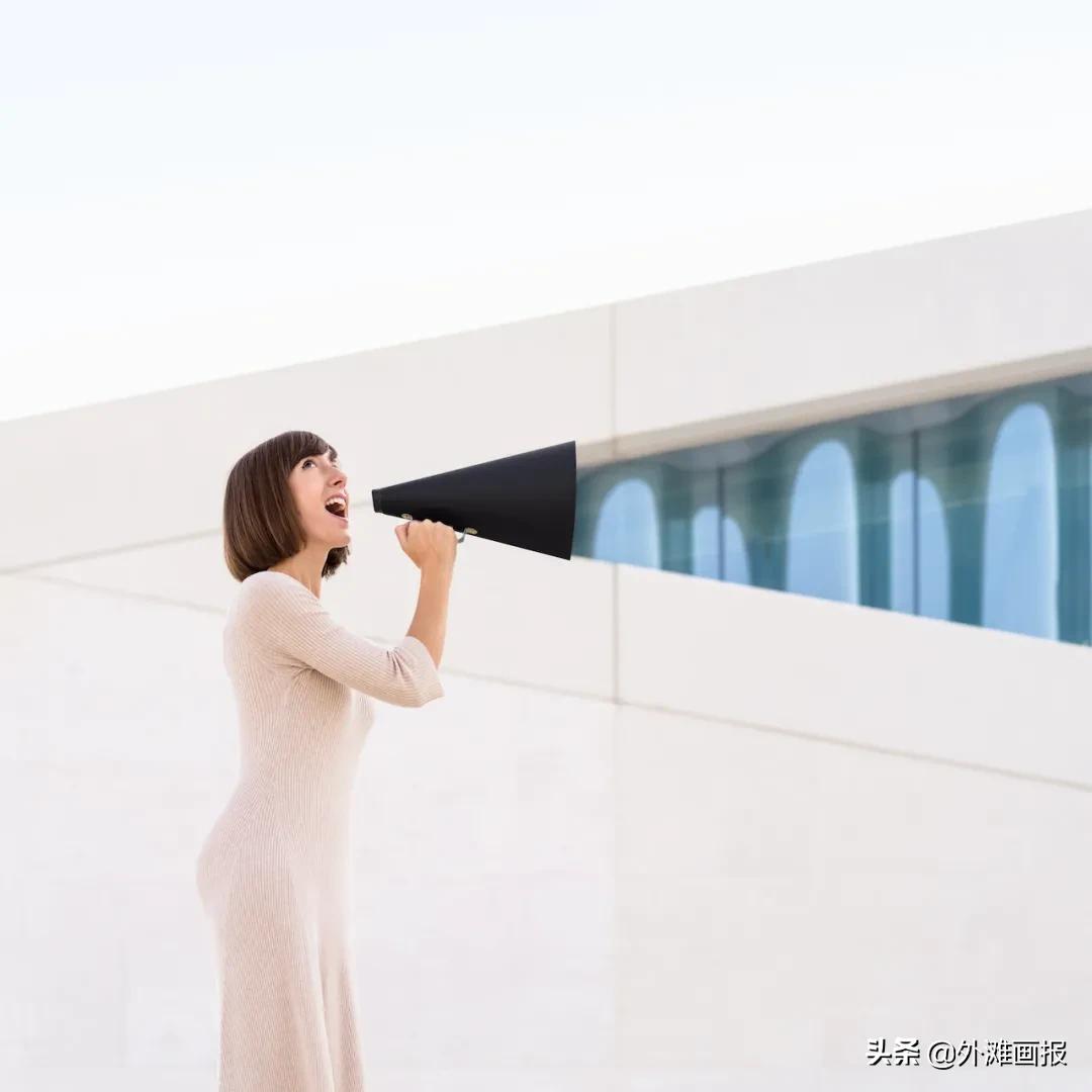 情侣旅行拍照片怎么拍出高级感,很火的一对情侣拍照很有技巧