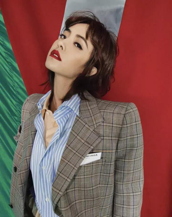 女人圆脸发型和方脸哪个更抗老,适合圆脸方脸女生的发型短发