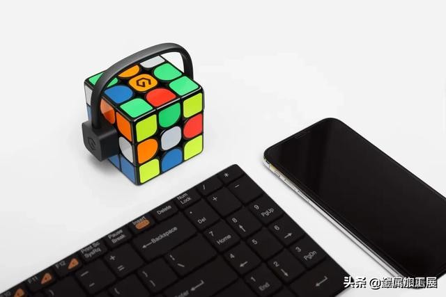 魔方小站站长快速复原三阶魔方,初学者三秒复原魔方教程