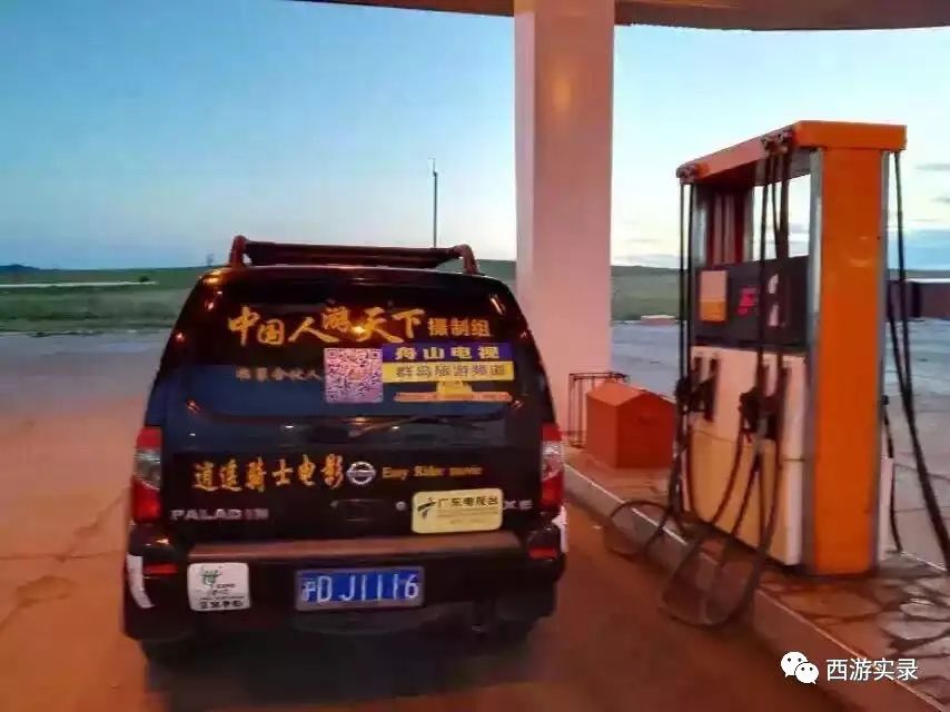 她让俄罗斯人搭车，还管饭，发现车上电脑不见，上海开车进俄罗斯