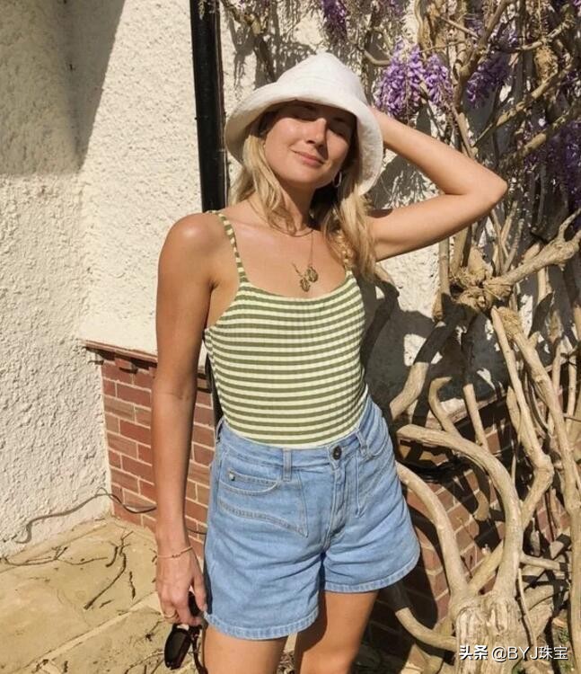 白色跟牛油果绿哪个颜色比较百搭,牛油果绿上身好看吗